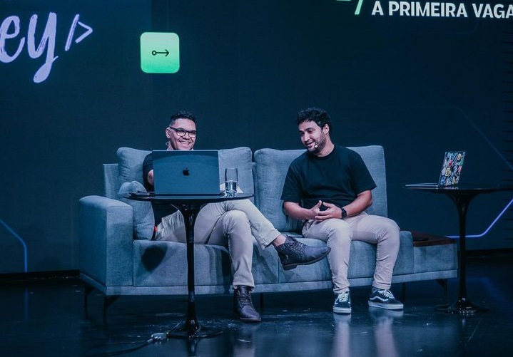 Rodrigo e Mayk apresentando o evento Jornada do Zero à primeira vaga